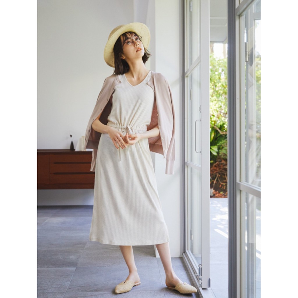 Váy liền thun tăm cổ tim sát nách xinh xắn, duyên dáng của UNIQLO