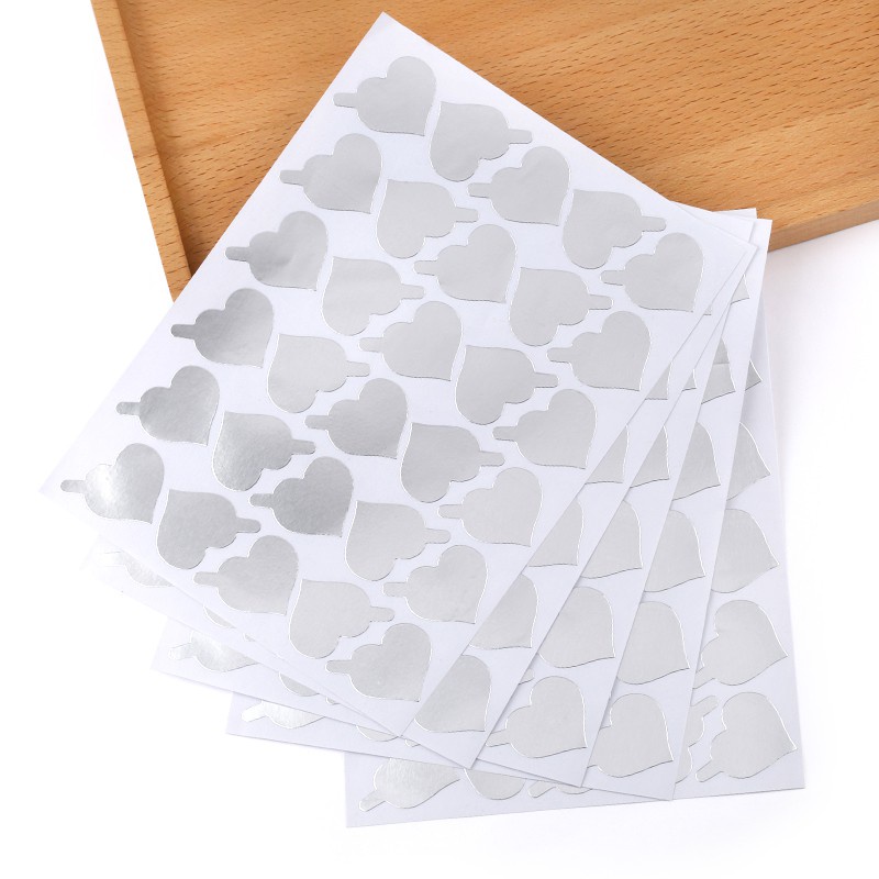 Một trái tim màu hồng hình cao su... Dán mắt lại. Khung hình sắc tố.