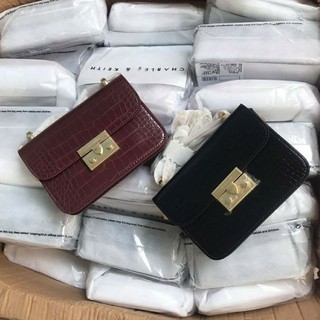 Túi chữ C vân rắn đinh sườn size 18