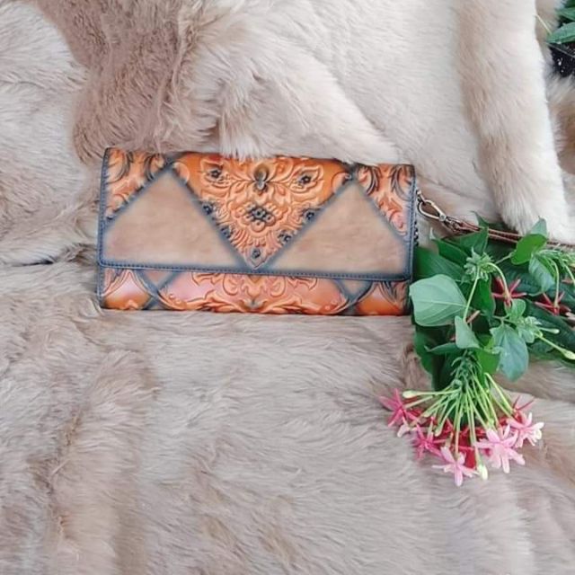 Clut cầm tay và vừa đeo chéo được