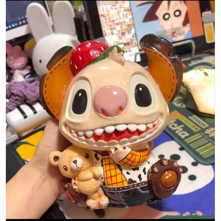 tượng thạch cao stitch ôm gấu