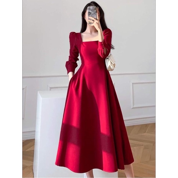 Váy đỏ cổ vuông túi sườn