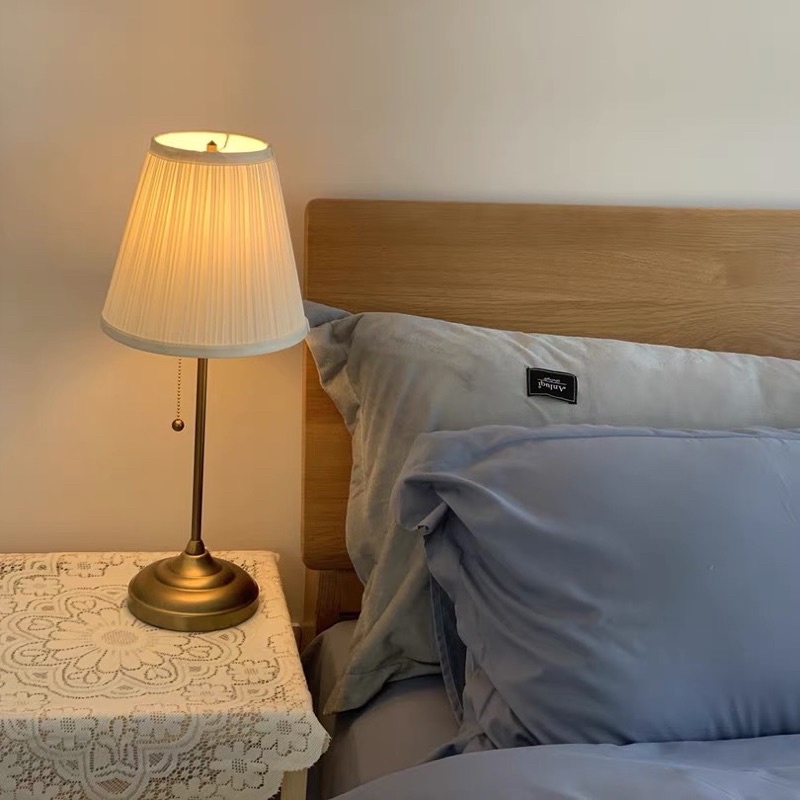 Đèn để bàn đế đồng phong cách cổ điển Bắc Âu - Décor nhà Sò