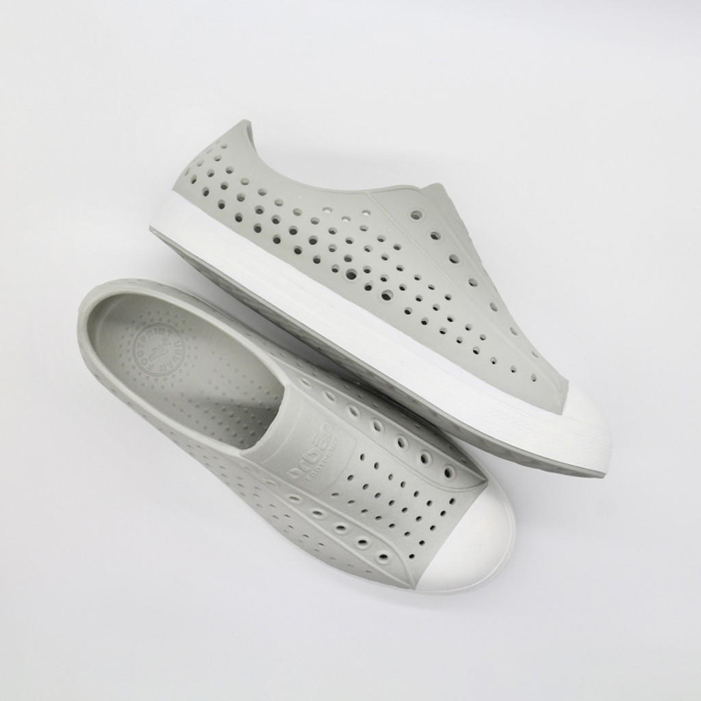 Giày nhựa nam đi mưa đi biển dạo phố - chất liệu nhựa Eva Phylon siêu nhẹ, mềm êm chân, không thấm nước - màu ghi trắng | BigBuy360 - bigbuy360.vn