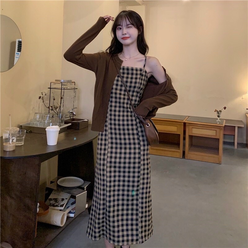 set váy midi dài 2 dây caro nhỏ và áo khoác len nâu