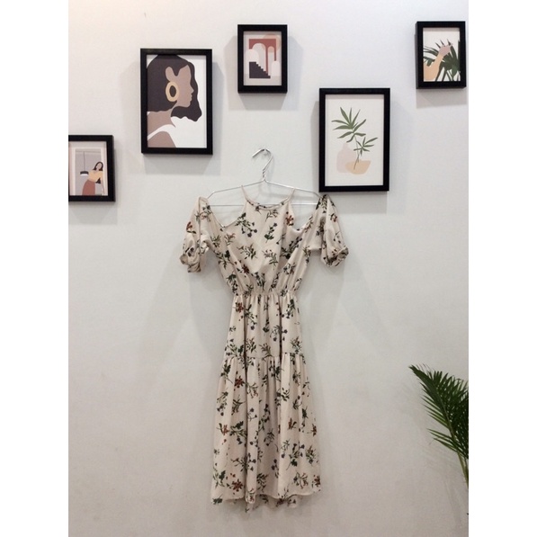 Pass đầm EDINI cổ yếm bẹt vai hoạ tiết hoa nhấn eo