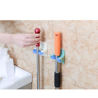 Giá kẹp treo cây cọ , chổi vệ sinh phòng tắm