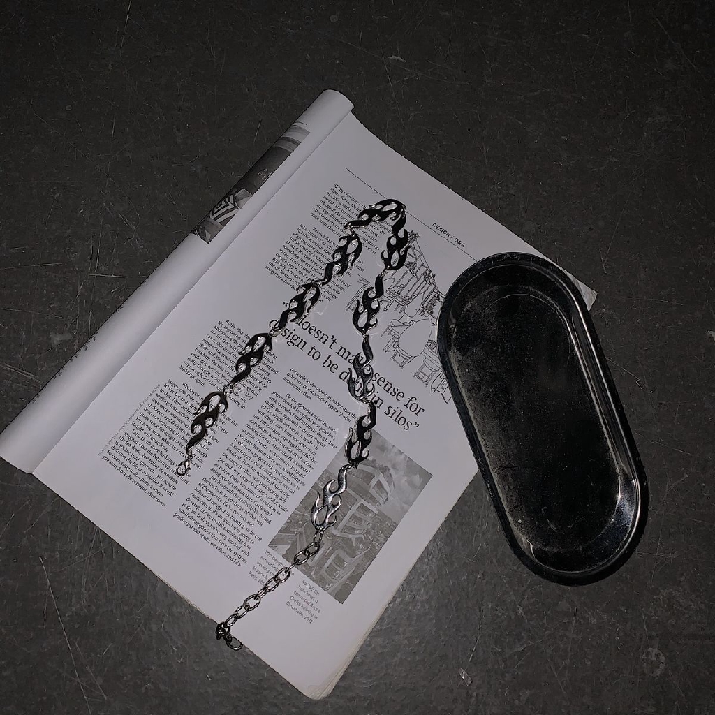 Vòng cổ tối màu hình ngọn lửa độc đáo đẹp mắt