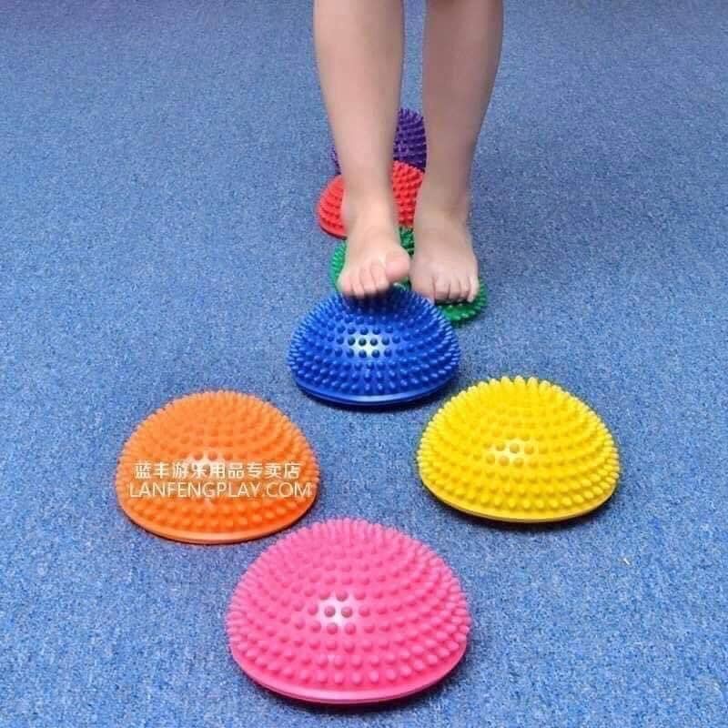 Bộ đồ chơi cầu gai cảm giác giúp bé rèn luyện tính dẻo dai