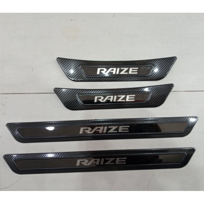 Ốp Bậc Chân, Nẹp Bước Chân Xe Toyota Raize 2022-2021 Mẫu Carbon Cao Cấp