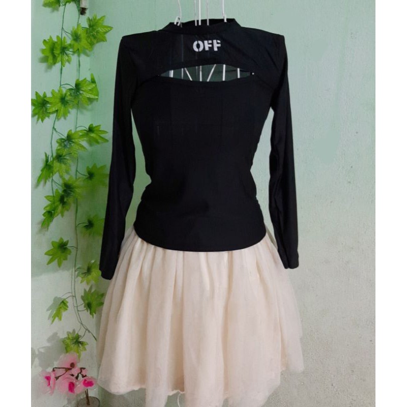 Áo thun xẻ ngang ngực chữ OFF