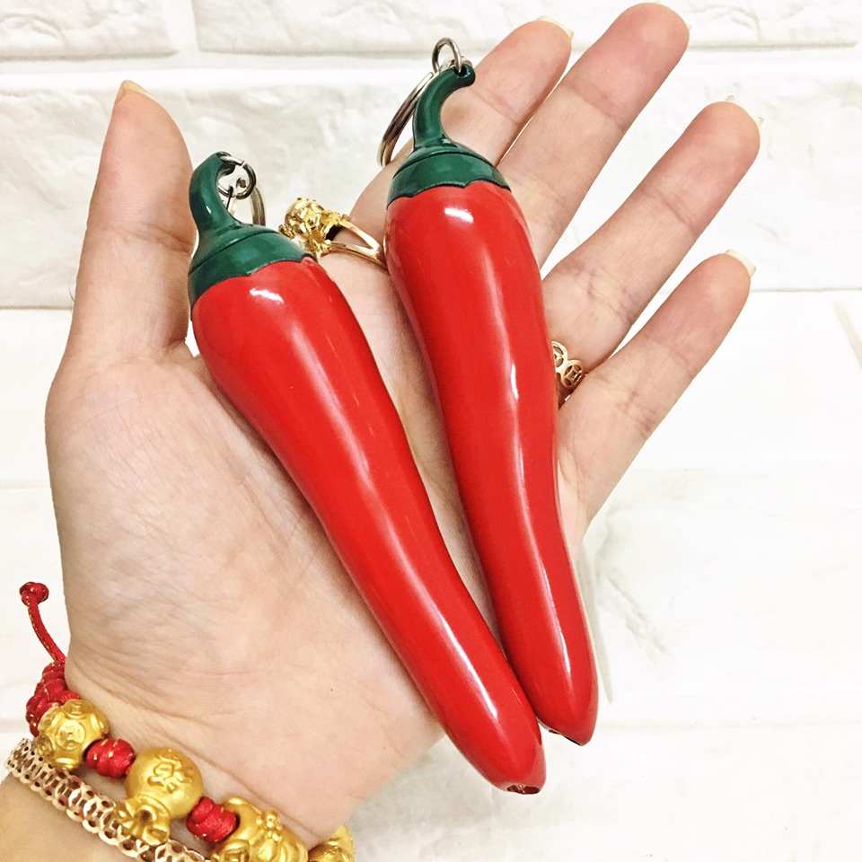 hcm/ Hột-𝙌𝙪𝙚̣𝙩-𝘽𝙖̣̂𝙩-𝙇𝙪̛̉𝙖 MÓC KHÓA HÌNH TRÁI ỚT ĐỎ (KIM LOẠI)
