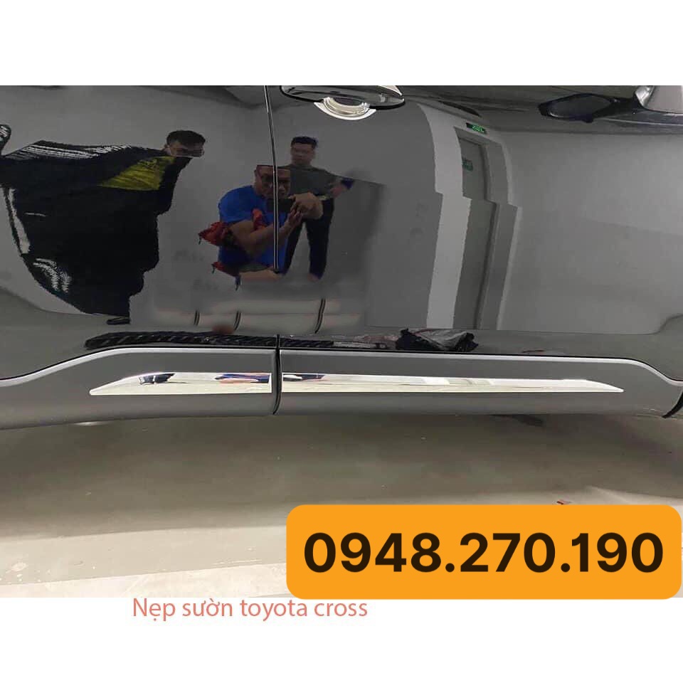 Nẹp Sườn Trang Trí Xe Toyota Cross 2020 2021 Chất Liệu Inox