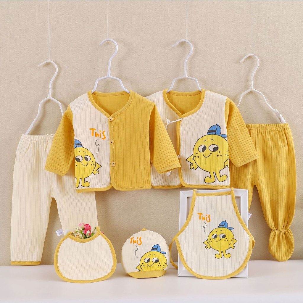 Hộp quà bao gồm set đồ sơ sinh dành làm quà tặng dễ thương cho bé