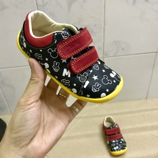Giày Clark mickey cho be trai va be gái