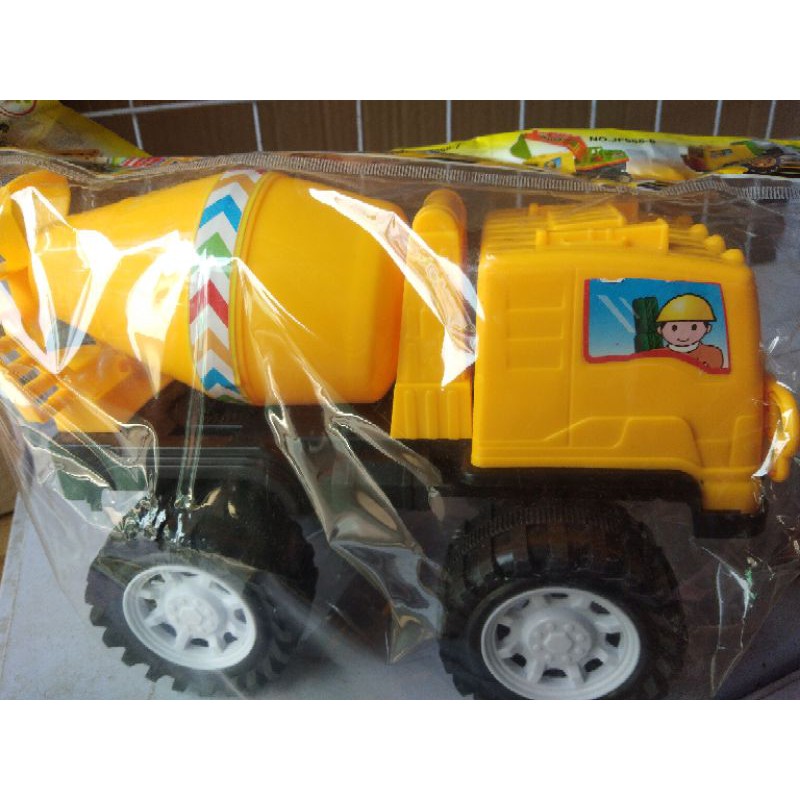 xe trộn bê tông mẫu giống xe trộn bê tông ngoài đời thật, mầu vàng sáng bắt mắt chắc chắn bé sẽ rất thích