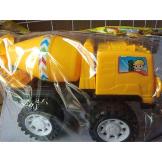 xe trộn bê tông mẫu giống xe trộn bê tông ngoài đời thật, mầu vàng sáng bắt mắt chắc chắn bé sẽ rất thích