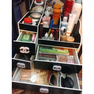 Kệ mỹ phẩm Plus màu đen núm chanel