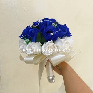 Hoa cưới cầm tay cô dâu, bó hoa sáp xanh dương chụp hình cưới