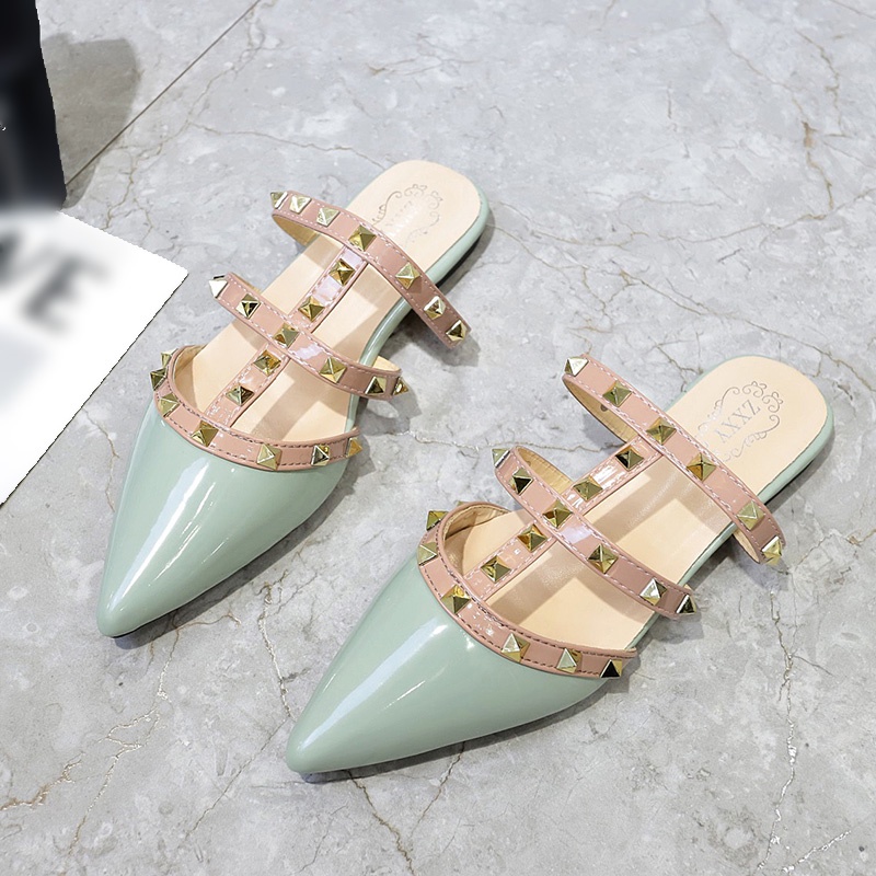 Giày mules đế phẳng mũi nhọn phối đinh tán đơn giản dành cho nữ