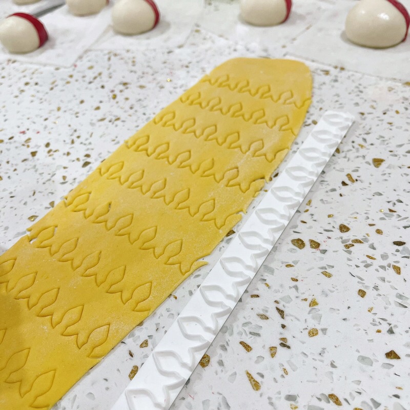 Khuôn tạo hình viền mũ bánh bao thần tài, viền váy, khuôn làm viền fondant trang trí bánh kem