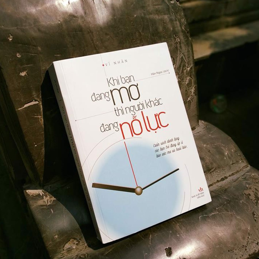 Sách: Khi Bạn Đang Mơ Thì Người Khác Đang Nỗ Lực