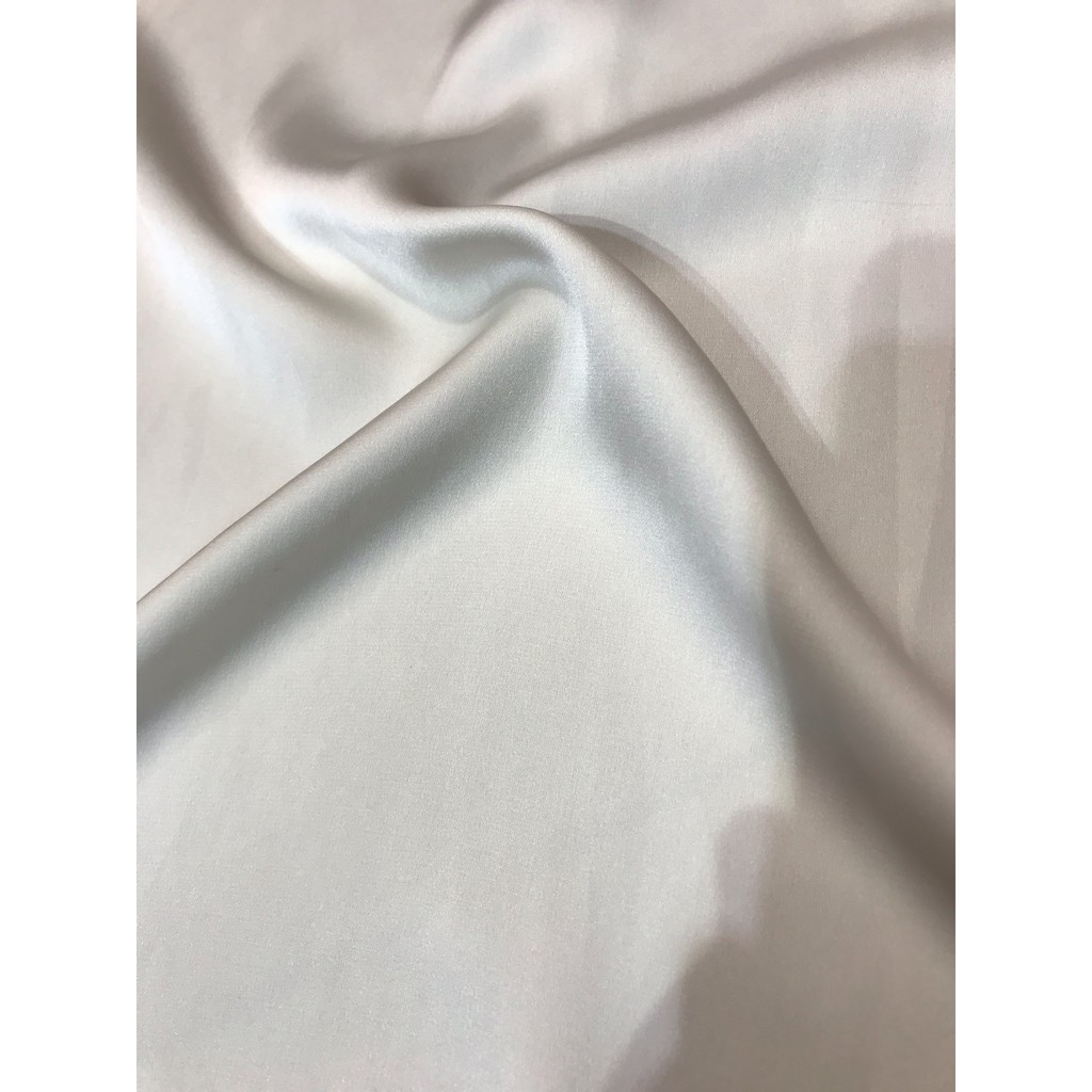 Áo dài lụa bóng màu trắng đính hoa tím cỡ M, thanh lý áo dài giá rẻ và đã qua sử dụng