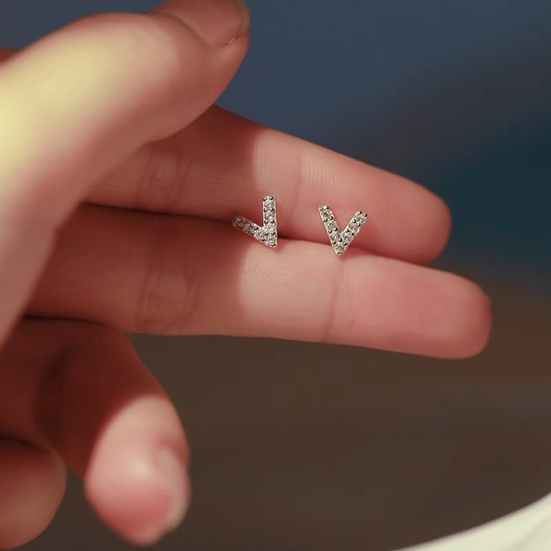 Bông tai bạc nữ chữ V nạm đá bắn tim DaLiA Jewelry khuyên tai chuẩn bạc không gỉ
