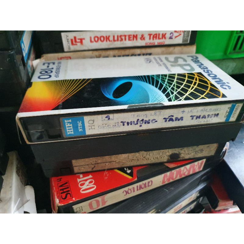 Combo 30 cuốn băng video VHS chọn ngẫu nhiên chỉ để trưng bày ko sài đc.