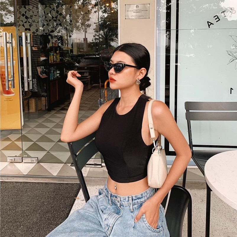 Áo croptop chéo lưng, thắt nơ, cổ tròn, sát nách mang lại vẻ ngoài trẻ trung, năng động, cá tính
