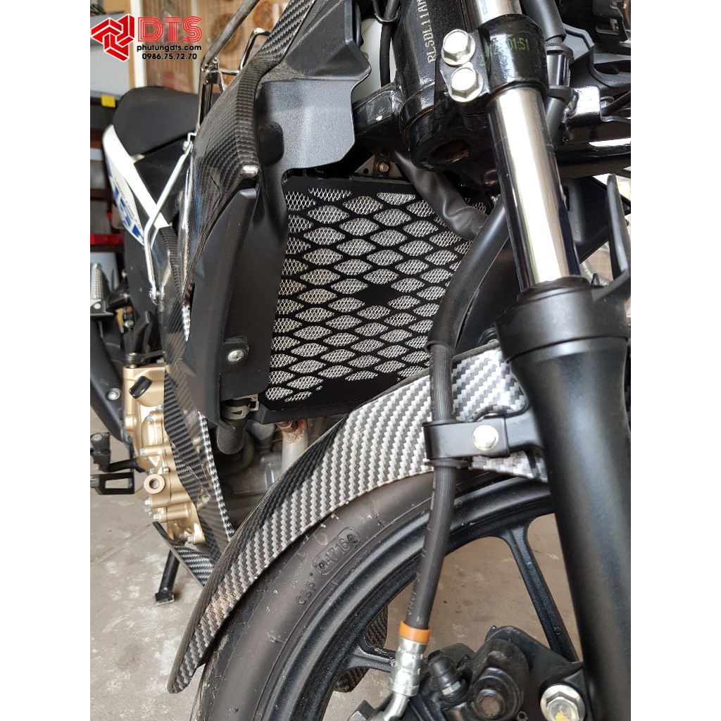 Miếng che bảo vệ két nước cho Suzuki Raider Fi - Satria Fi - Gsx - Mẫu caro đen có lưới