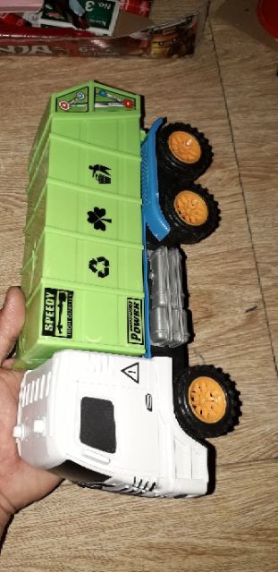 Một Chiếc xe mô hình hốt rác chạy chớn bằng nhựa rất đẹp
