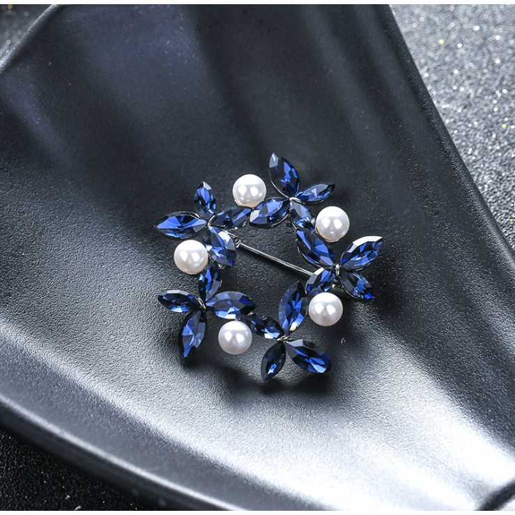 Cài áo tròn đính ngọc trắng và xanh dễ thương GC174