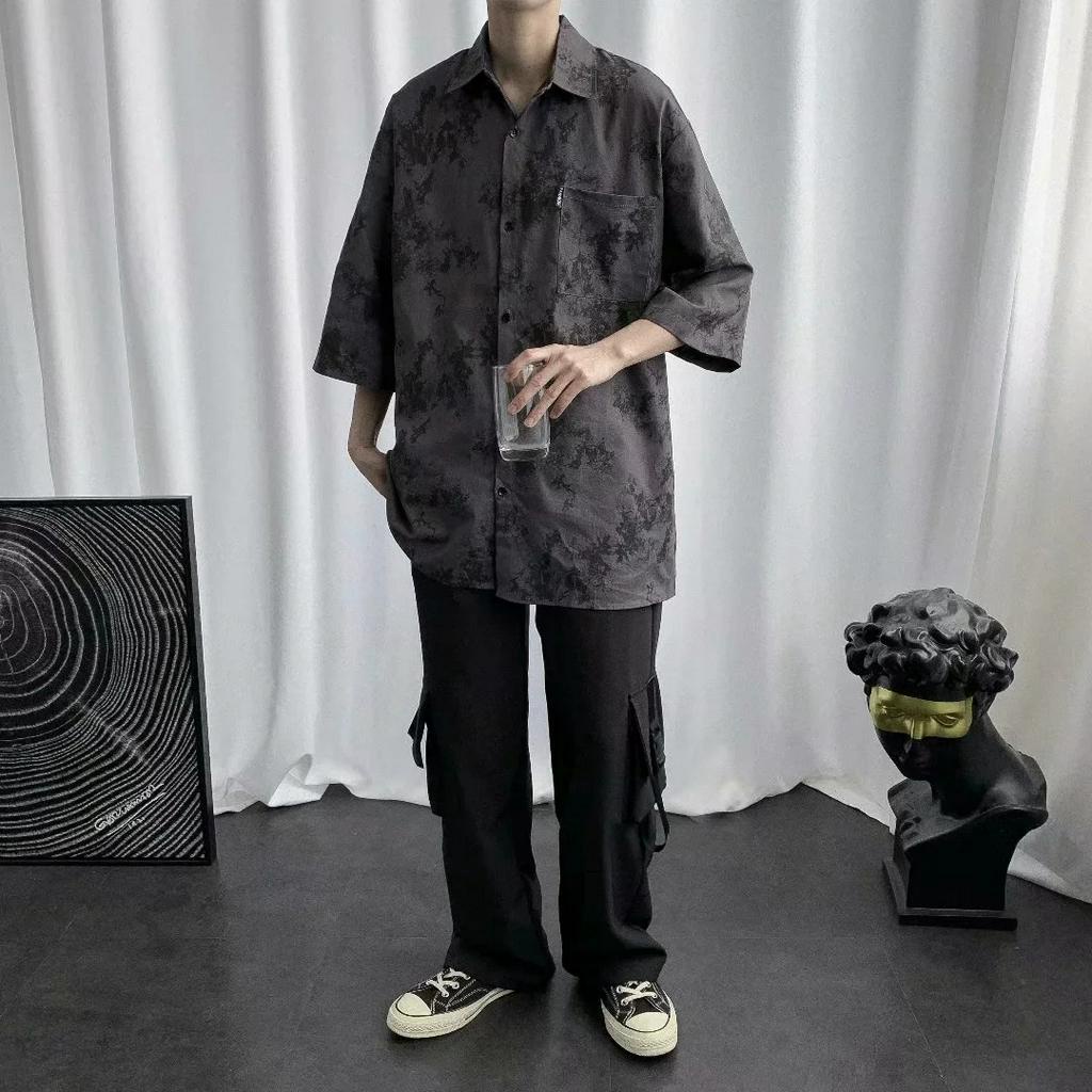 Áo sơ mi nam tay ngắn dáng rộng phong cách đơn giản.