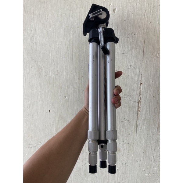 Chân máy ảnh Slik màu bạc - made in japan