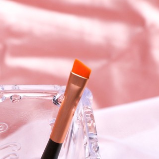Cọ vẽ chân mày Unique Colors Angled Eyebrow Brush