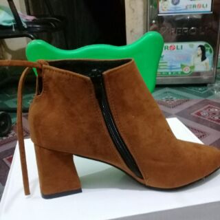 Bốt da lộn nơ buộc sau