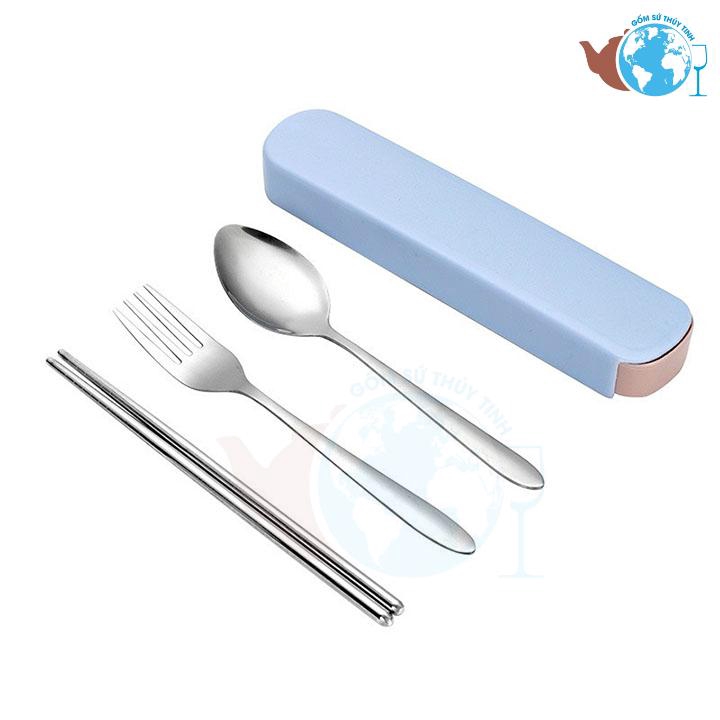 Bộ muỗng đũa nĩa inox hoa văn kèm hộp đựng dễ thương và tiện dụng