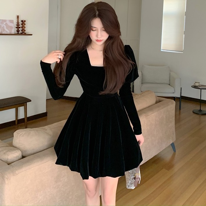 Đầm nữ đen dáng xòe tay dài cổ vuông Emilyshop