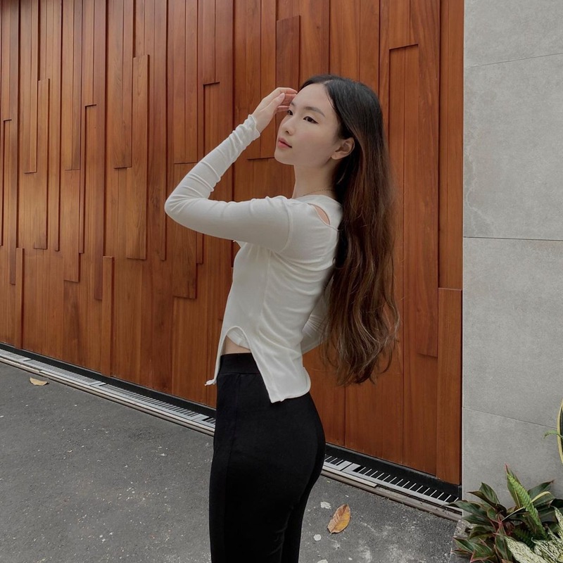 Áo Thun Tay Dài Màu Trơn Thiết Kế Xẻ Tà Kèm 2 Áo Tank Top