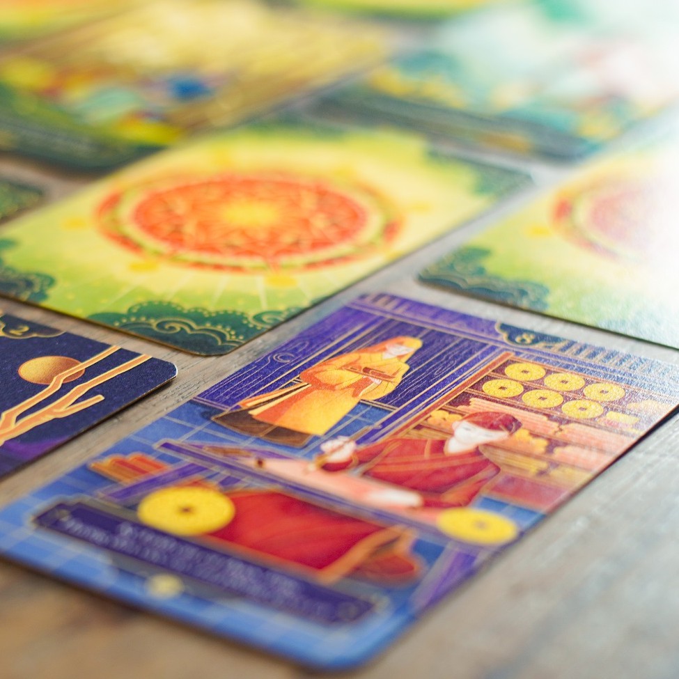 Bộ bài Tarot Kiều phiên bản 78 lá phổ thông, có cẩm nang hướng dẫn sử dụng chi tiết tiếng Việt kèm bao bảo vệ thẻ