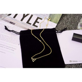 Dây chuyền titan chữ V hãng thời trang nổi tiếng của Pháp Louis Vuitton màu vàng tươi