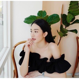 Áo crop trễ vai tay nhí xếp ly bèo