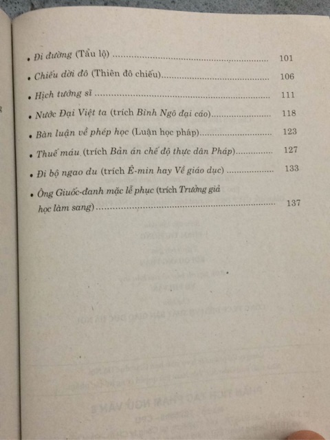 Sách - Phân tích tác phẩm Ngữ Văn 8