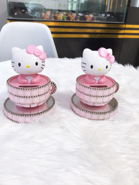 Tượng Hello kitty trang trí để taplo cực xinh