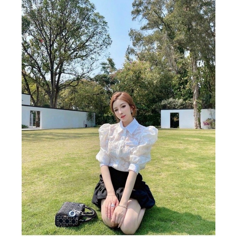 SET ÁO REN HOA NỔI TRẮNG CHÂN VÁY XOÈ ĐEN