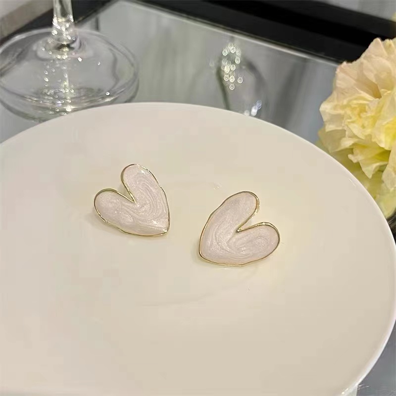 Bông Tai Hình Trái Tim Màu Trắng / Bạc Nhỏ Xinh Thời Trang