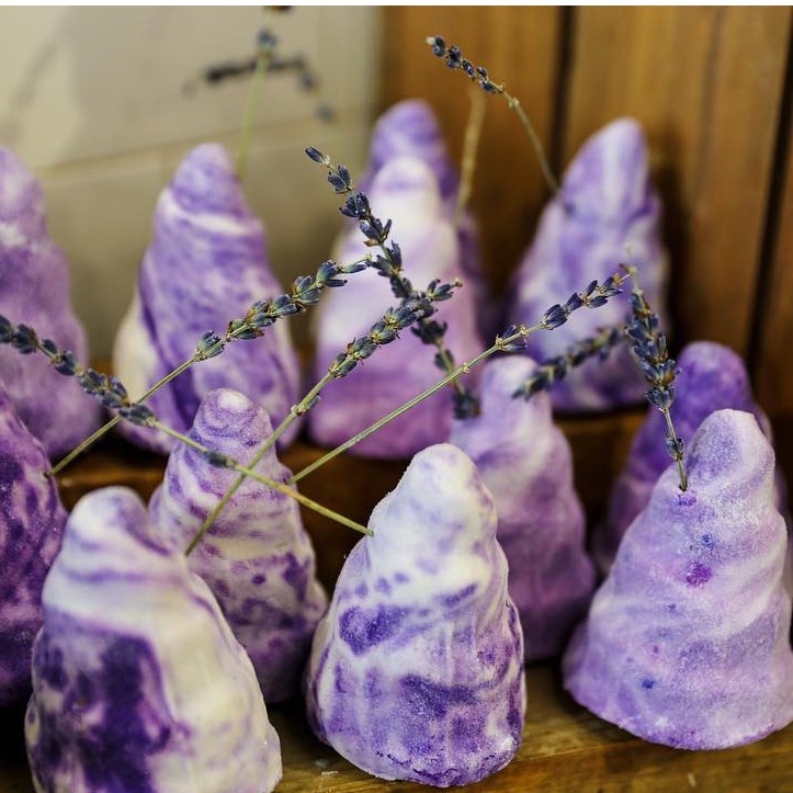 Bánh tạo bọt bồn tắm LUSH - A French Kiss bubble bar | BigBuy360 - bigbuy360.vn