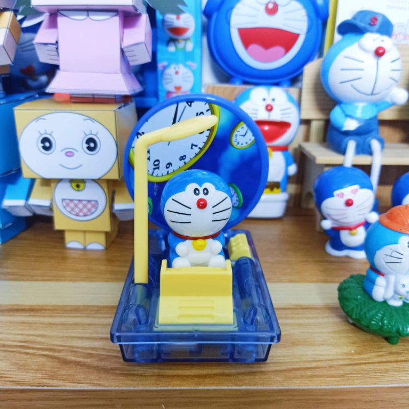 Mô hình doreamon và cỗ máy thời gian