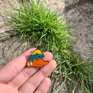 Pin cài áo Con lười